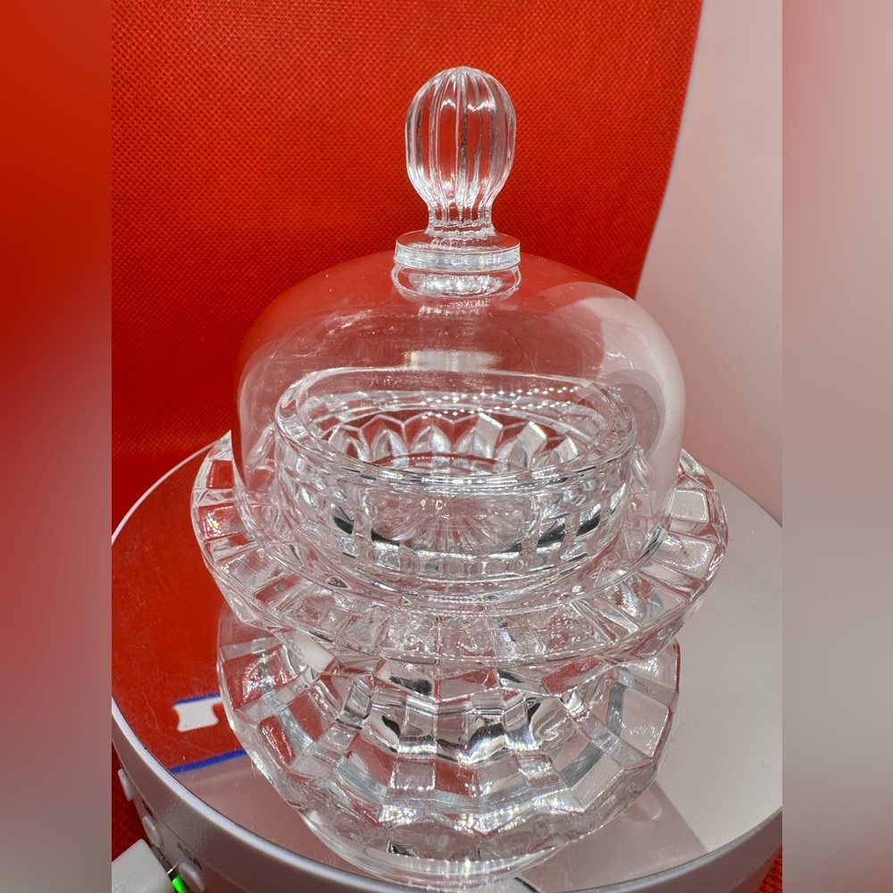 Lidded small butter pat, dessert dish.